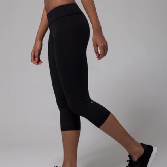 Ivivva | Bottoms | Ivivva Rhythmic Athleisure Black Cropped Leggings ...